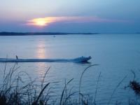 Ski nautique au crépuscule
