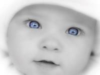 Bébé au regard bleu