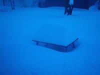 Table enterré par la neige