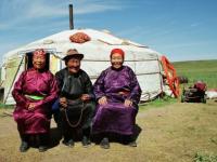 Mongoles devant la yourte