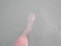 Son pied dans l'eau...