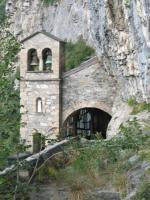 Chapelle contre la falaise