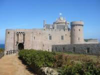 Fort sous le ciel bleu