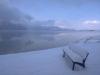 Hiver : banc au bord du lac
